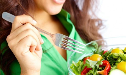 Делая салаты при панкреатите, нужно помнить о запрещенных продуктах и следовать рекомендациям по употреблению этих блюд