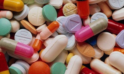 Для устранения болевых ощущений назначаются препараты, уменьшающие продукцию кислоты желудком