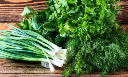 В конце приготовления овощного супа можно добавить зелень по вкусу